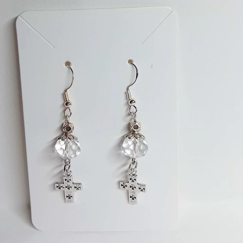 Boucles d’oreilles croix ajourées – perles facettées & cube floral