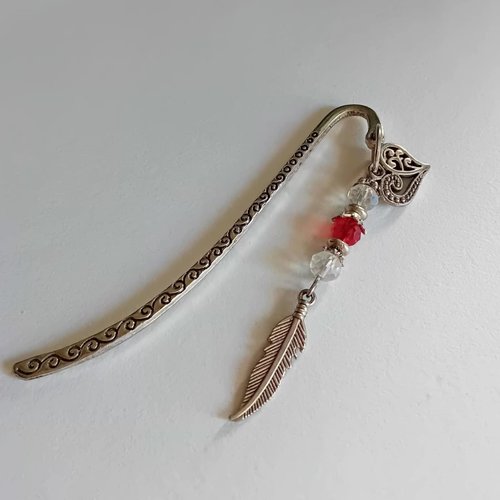 Marque‑page métallique artisanal – plume & cœur filigrané
