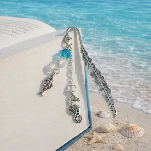 Marque-page “évasion marine” – plume & charms océaniques
