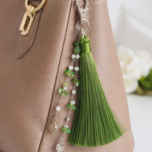 Bijou de sac pompon vert avec perles et breloques