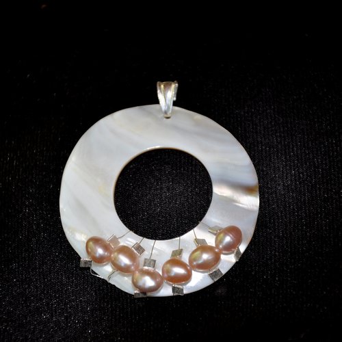 Pendentif nacre et perles de culture d'eau douce
