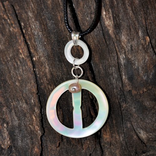 Collier pendentif en nacre
