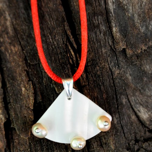 Collier pendentif en nacre
