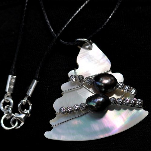 Collier , pendentif en nacre