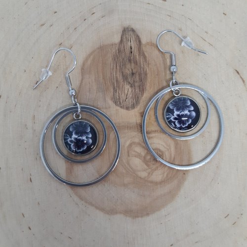 Boucles d'oreilles en acier inoxydable cabochon fleurs blanches sur fond noir