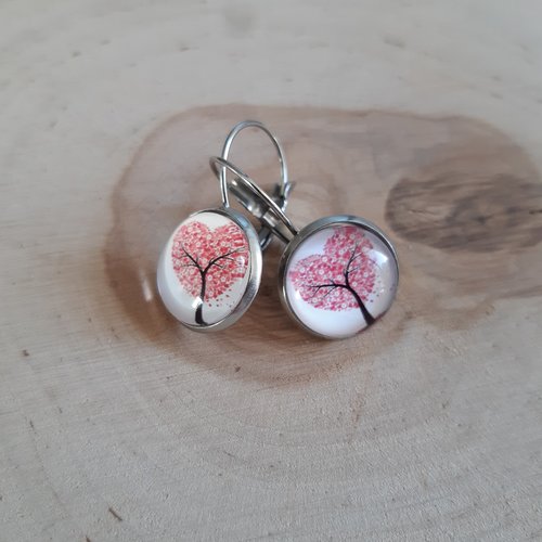 Boucles d'oreilles dormeuses cabochons 14mm arbre de vie cœur rose et fleurs blanches