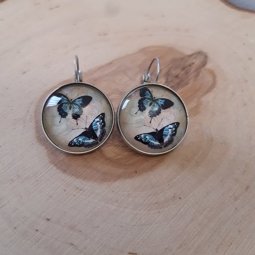 Boucle d'oreille dormeuse cabochon papillon bleu
