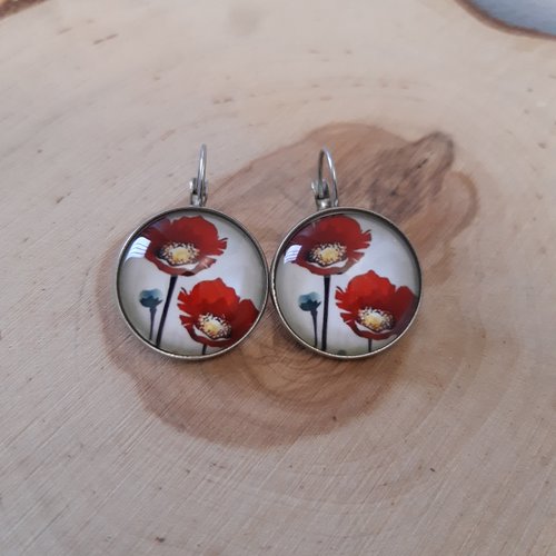 Boucle d'oreille dormeuse cabochon coquelicot