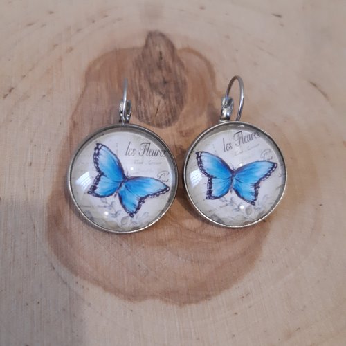 Boucle d'oreille dormeuse cabochon papillon bleu les fleures