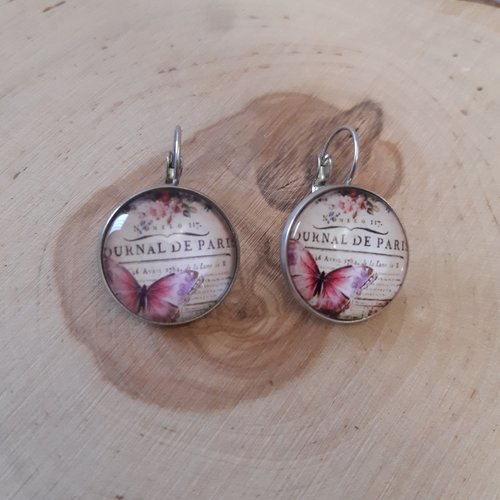 Boucle d'oreille dormeuse cabochon papillon rose journal de paris