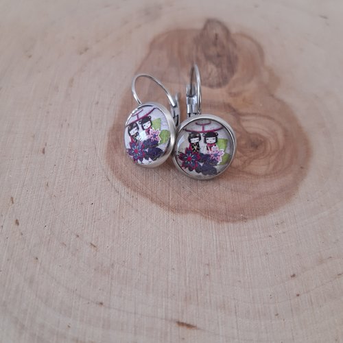 Boucle d'oreille dormeuse cabochon fille asiatique 12mm