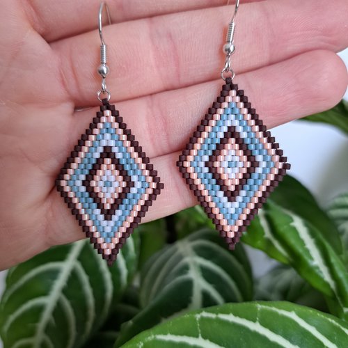 Boucle d'oreille tissage perles miyuki losange marron, rose saumon, blanc et bleu opak
