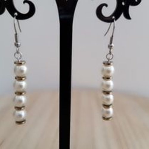Boucles d'oreilles pendantes perles blanches