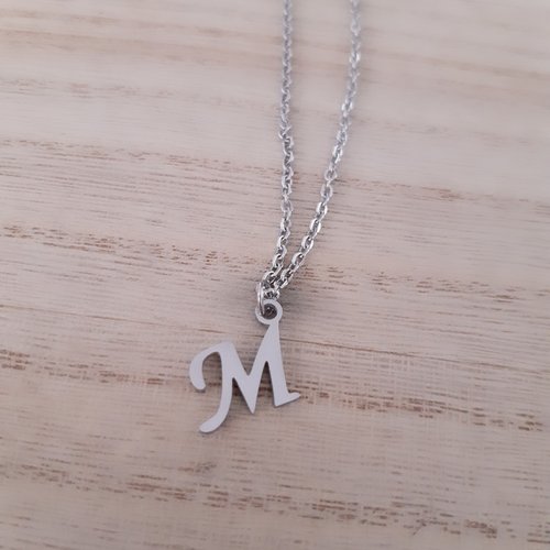 Collier pendentif avec la lettre "m"