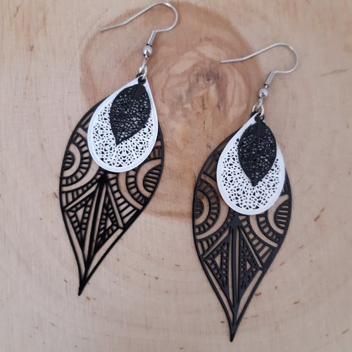 Boucle d'oreille noire et blanche