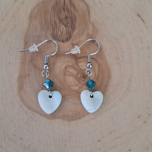 Boucle d'oreille perle cœur blanc et toupie bleu