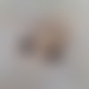 Boucle d'oreille imitant un grain de café