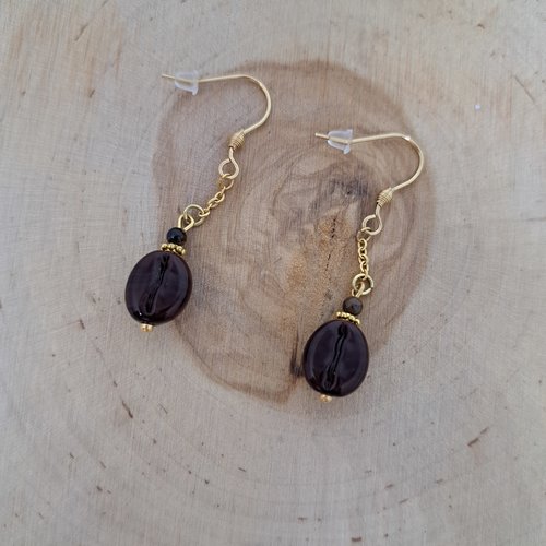 Boucle d'oreille imitant un grain de café