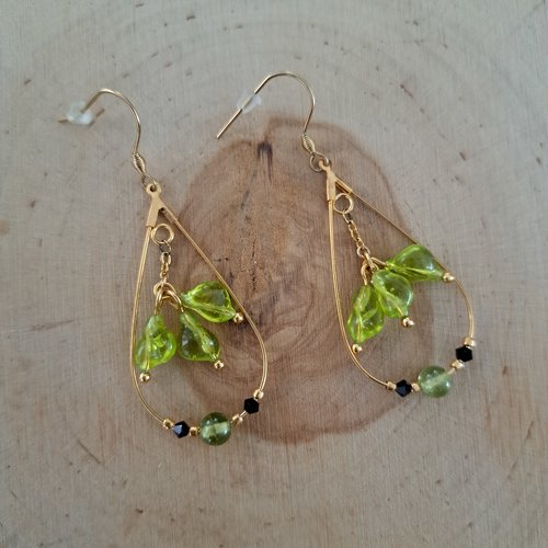 Boucle d'oreille créole goutte et perles vertes