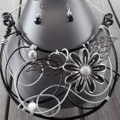 Collier plastron noir et argent