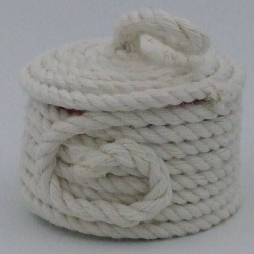 Petit panier en corde tressée garni de mini savon cœur rouge