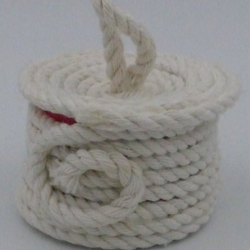 Petit panier en corde tressée garni de mini savon en forme de sphère