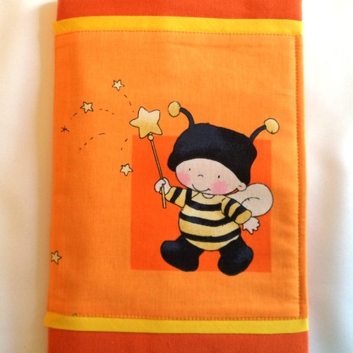 Protège -carnet de santé "l'abeille et sa baguette magique " , fait-mains.