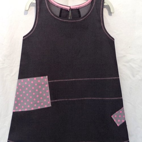 Robe chasuble fillette en jean léger extensible, poche et appliqués à pois rose et gris, fait-mains.