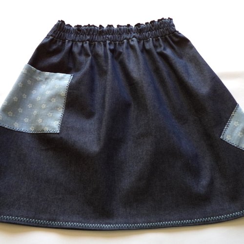 Jupe fillette en jean fin élasthanne , poche et appliques en tissu liberty , taille élastiquée, surpiqûre   bas au point zig-zag.