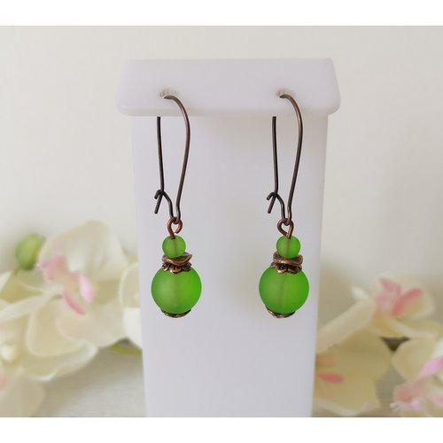 Boucles d'oreilles apprêts cuivre et perles en verre verte givrée