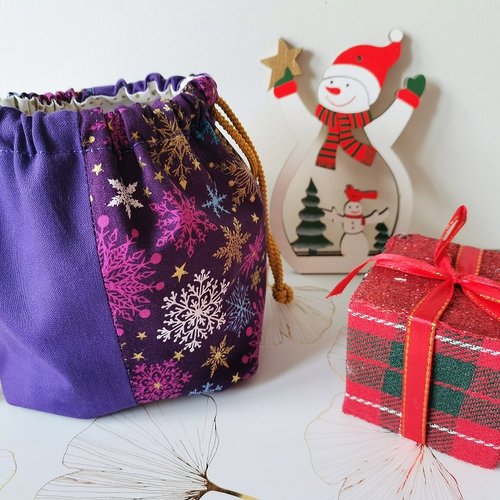 Petit sac pochon de noël à lien coulissant violet et motifs