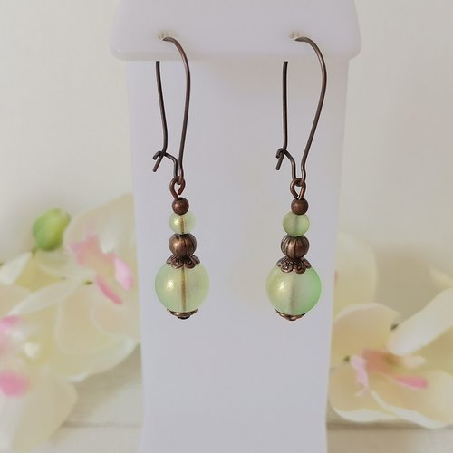 Boucles d'oreilles apprêts cuivre et perles en verre verte brillante