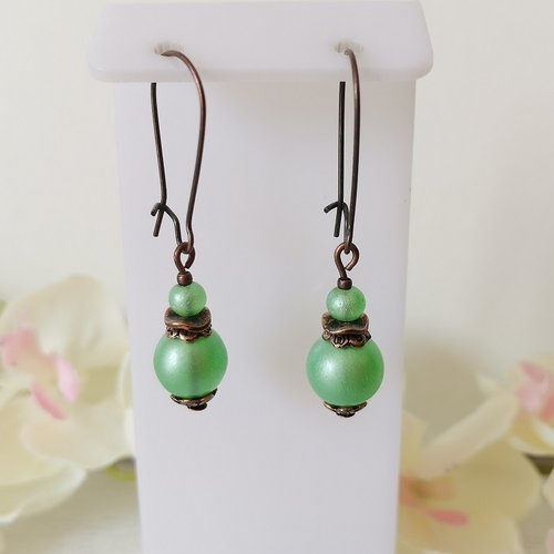 Boucles d'oreilles apprêts cuivre et perles en verre verte