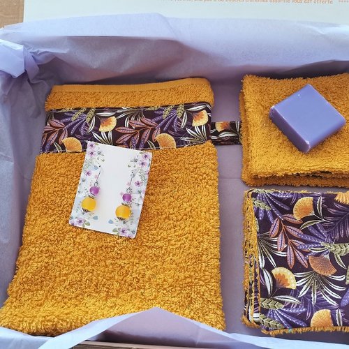 Box gant de toilette et 8 lingettes couleur moutarde et violet