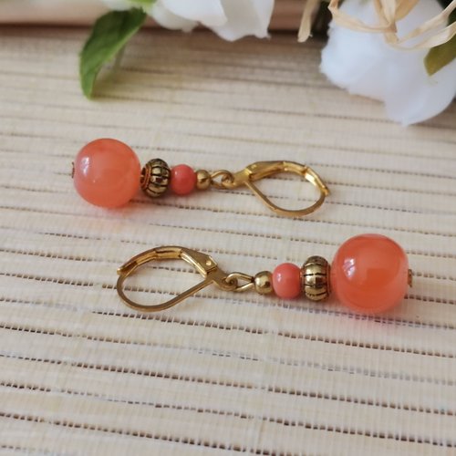 Boucles d'oreilles apprêts dorés et perles en verre imitation jade orange