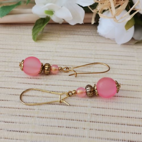 Boucles d'oreilles apprêts dorés et perles rose brillante