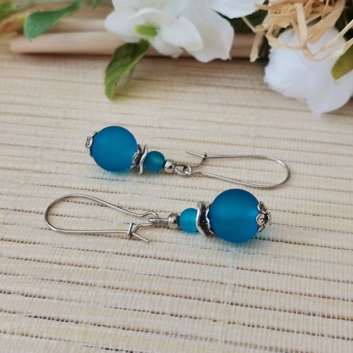 Boucles d'oreilles apprêts argent mat et perle en verre givré bleu