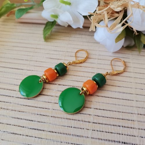 Boucles d'oreilles pendentif émail vert et perles en verre colonne bicolore