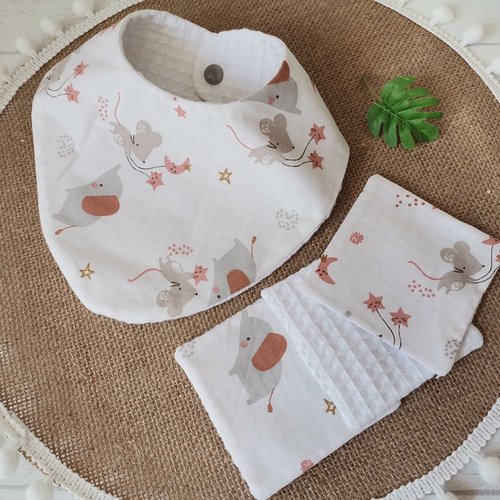 Ensemble naissance bavoir, hochet et 8 lingettes