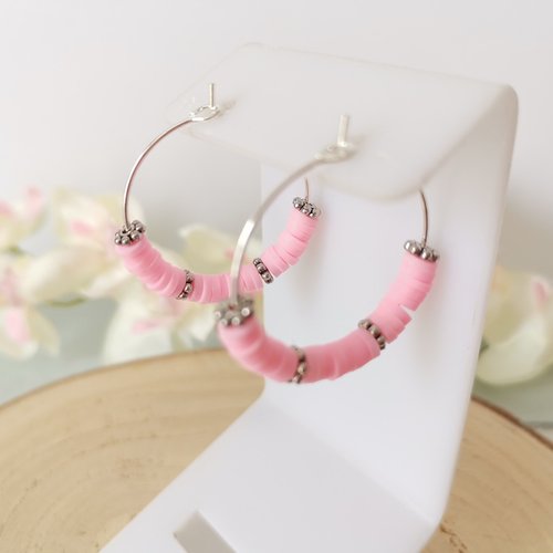 Boucles d'oreilles créoles argentées et perles heishi