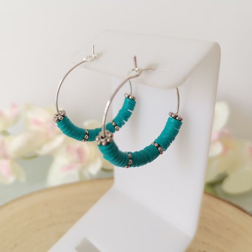 Boucles d'oreilles créoles argentées et perles heishi