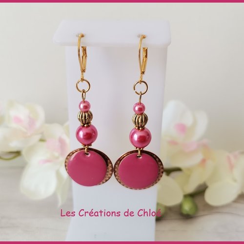 Boucles d'oreilles pendentif doré et perles prune fuchsia