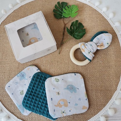 Boite de 8 lingettes pour bébé turquoise et hochet bois