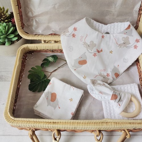 Ensemble naissance bavoir, hochet et 8 lingettes