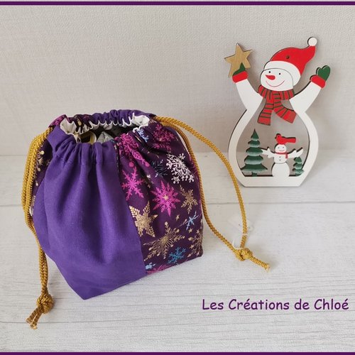 Petit sac pochon de noël à lien coulissant violet et motifs