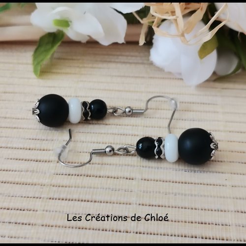 Boucles d'oreilles 3 perles en verre noire et blanche