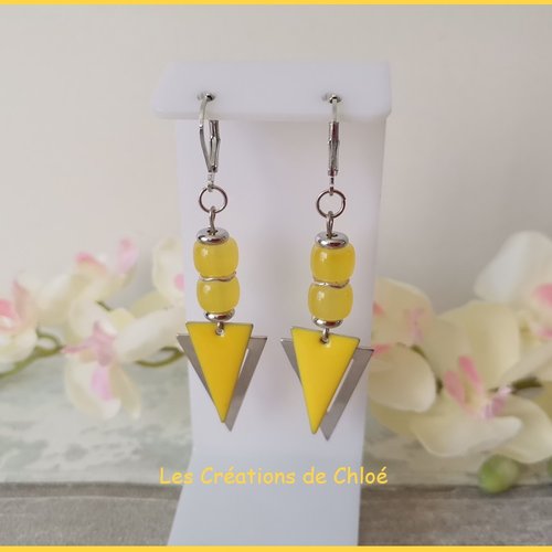 Boucles d'oreilles pendentif triangle et perles en verre jaune