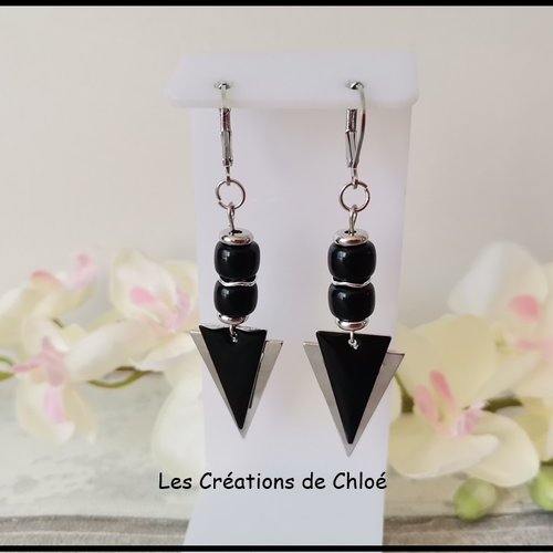 Boucles d'oreilles pendentif triangle et perles en verre noire