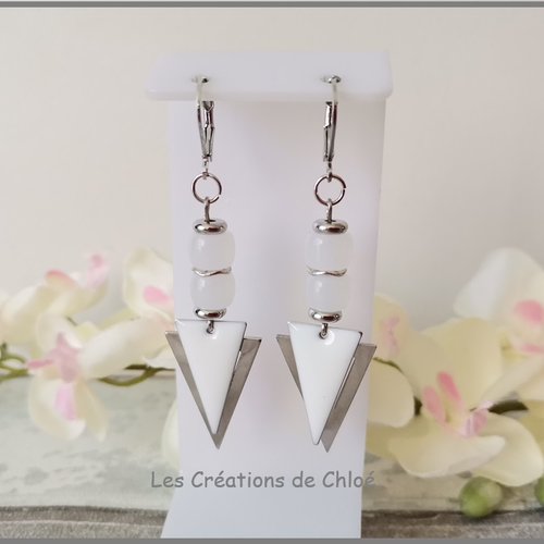 Boucles d'oreilles pendentif triangle et perles en verre blanche