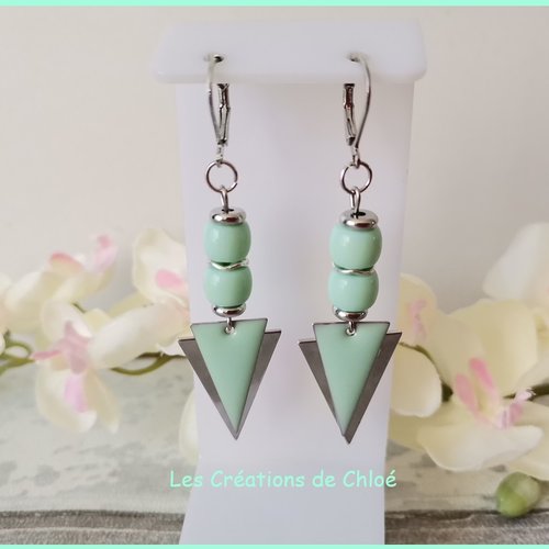 Boucles d'oreilles pendentif triangle et perles en verre vert pale